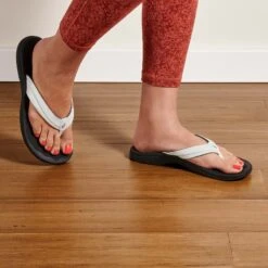 OluKai ‘Ohana - White / Black 7 OluKai ‘Ohana - White / Black -fashion shoes 20110 4R40 102 W Ohana WhtBlk Web Opt