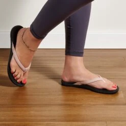 OluKai Ho‘ōpio - Petal Pink Metallic / Black -fashion shoes 20294 NK40 102 W Ho Opio PepmBlk Web Opt