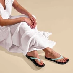 OluKai Puawe - Sea Glass / Black -fashion shoes 20498 1V40 102 W PUAWE SeaGlassBlack